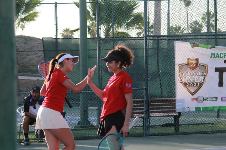 En el Club Azul Talavera de Torreón, las duranguenses supieron ganar a sus respectivas rivales, tanto en singles como en dobles (CORTESÍA IED)