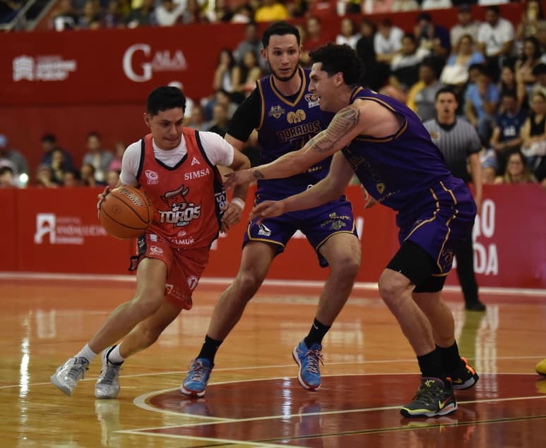 Iván Montano ha sido una pesadilla para la dura defensa de Marco Ramos durante esta temporada.
