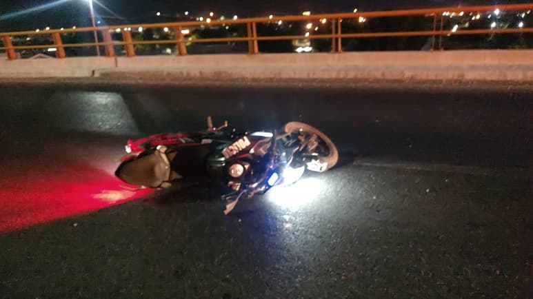 Fue impactado por un automóvil particular que viajaba a exceso de velocidad.