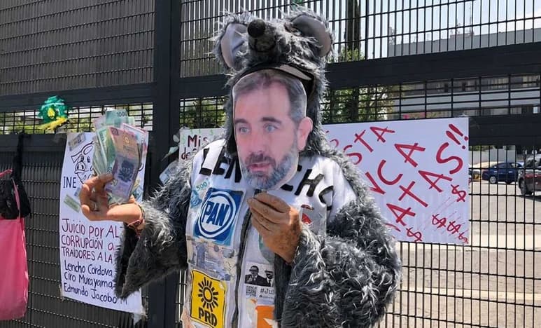 En los carteles también se critica los sueldos de los funcionarios, 'privilegios' y 'pensiones millonarias'. (EL UNIVERSAL)