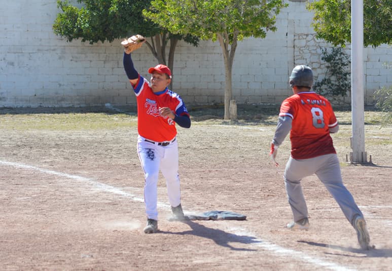 Otro buen juego, dieron los veteranos de Accesorios Tony, para vencer al Deportivo Fito Dávila con clara pizarra de 8 carreras a 2. (ESPECIAL)