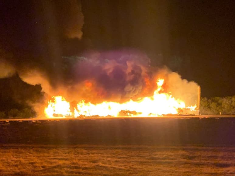 El fuego inmediatamente se extendió por la cabina y por la caja de la pesada unidad.