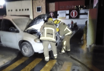 El personal del departamento de Bomberos y Protección Civil acudió al lugar para atender la emergencia. (EL SIGLO DE TORREÓN)