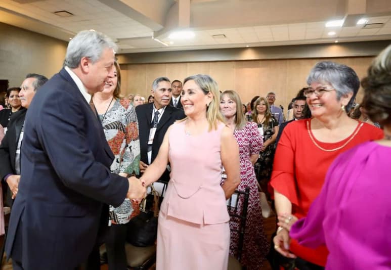 Fraustro Siller estuvo presente en el evento magisterial donde se hizo entrega de reconocimientos por 30 y 40 años de servicio.