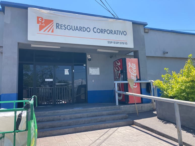 Empleados de confianza de la siderúrgica esperan su pago.