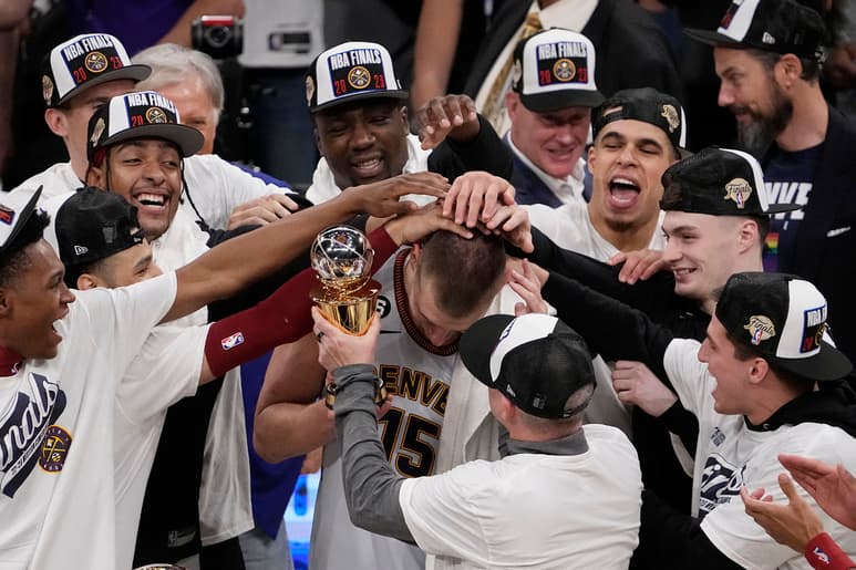 Nikola Jokic (c) consiguió su octavo triple-doble de la postemporada para romper el empate que tenía con el legendario Wilt Chamberlain.