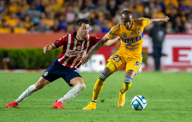 En un duelo que luce muy parejo, Tigres y Chivas buscarán sacar ventaja cuando se midan hoy en el 'Volcán' en la ida de la final.