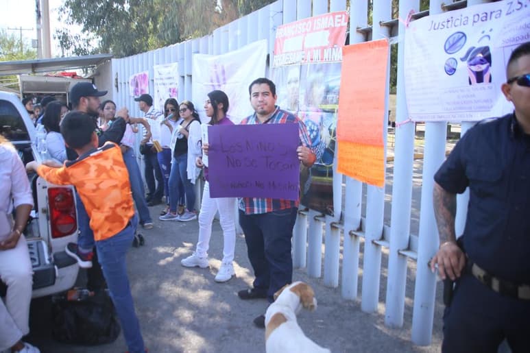 Desde las 8:00 horas, un grupo de padres y madres de familia y otras víctimas, cerraron con un pañuelo morado las rejas de acceso. (VAYRON INFANTE)