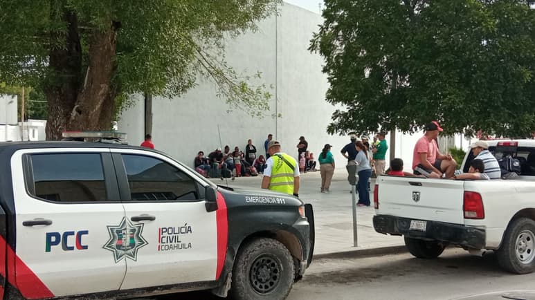 Carlo y su familia, forma parte de los 34 migrantes que llegaron al acceso del Puente Internacional número I. (Foto: RENÉ ARELLANO / EL SIGLO COAHUILA)
