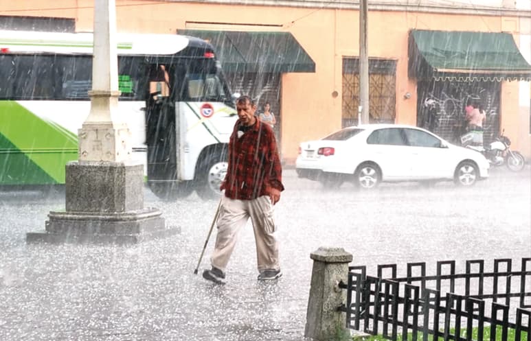 La lluvia se detuvo por espacio de 15 minutos dando oportunidad a muchos para regresar a casa.