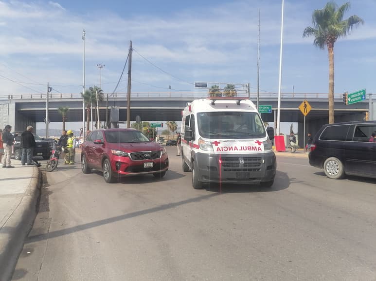 Motociclista de la tercera edad choca contra camioneta en Torreón; hay una lesionada