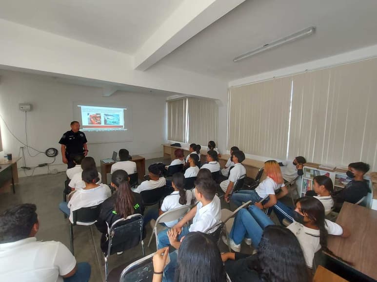 Elementos de Seguridad brindaron charla a alumnos del Pamar. (CORTESÍA)