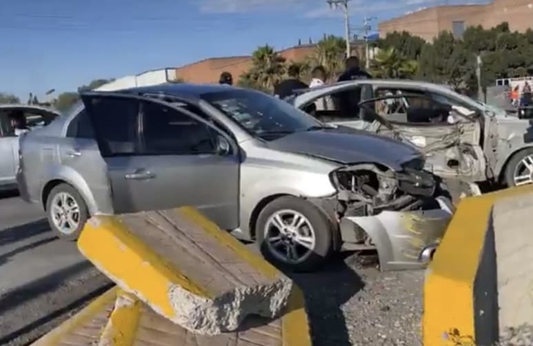 Se reportaron graves daños en los dos automóviles.