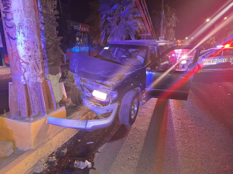 Al salir de una curva, perdió el control del volante, se subió al camellón lateral y se impactó contra la base metálica del puente. (EL SIGLO DE TORREÓN)