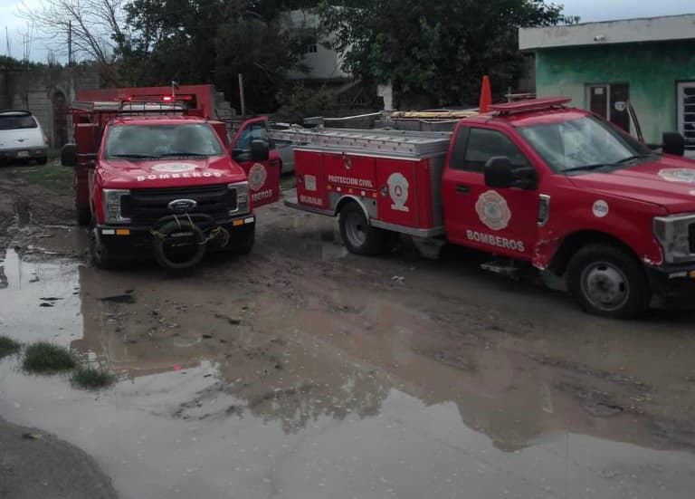 El reporte más grave fue en la colonia 21 de Marzo, donde el viento derrumbó un jacal de lámina. (Foto: SERGIO A. RODRÍGUEZ / EL SIGLO COAHUILA)