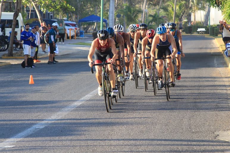 Por algunos momentos, Miguel Rubio (izq) encabezó la competencia en la prueba de ciclismo dentro del circuito en la Riviera Nayarit. (IED)