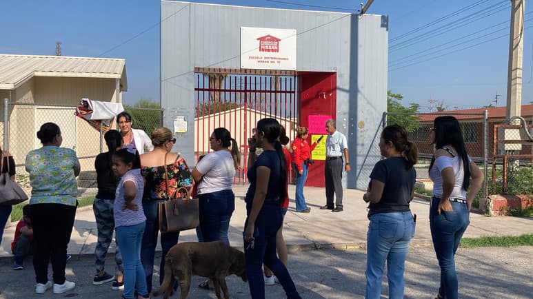 Los padres de familia tomaron la Escuela Primaria Cuauhtémoc ubicada en la colonia Obrera. (Foto: SERGIO A. RODRÍGUEZ / EL SIGLO COAHUILA)