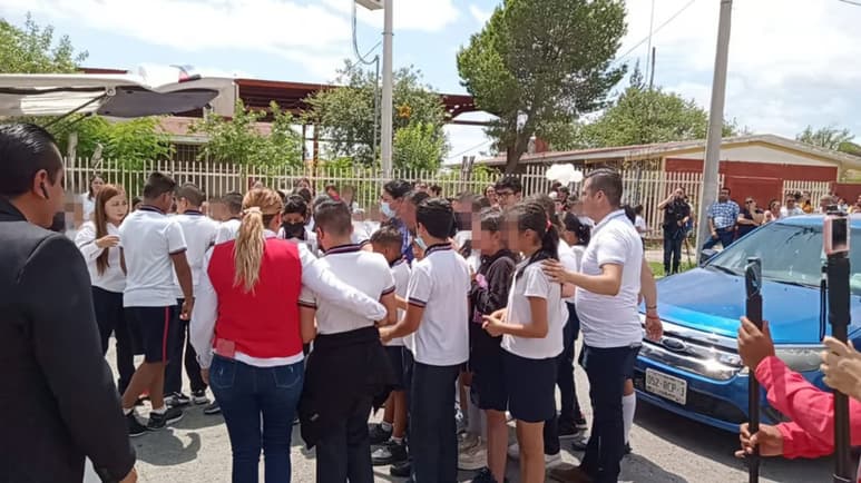 El cortejo fúnebre se detuvo un momento en la escuela primaria Lázaro Cárdenas del Río, donde Jerick cursaba el sexto grado.