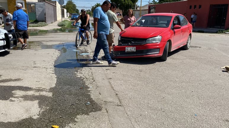 El Vento resultó con la defensa dañada y el Mazda con una abolladura del ángulo frontal izquierdo. (EL SIGLO DE TORREÓN)