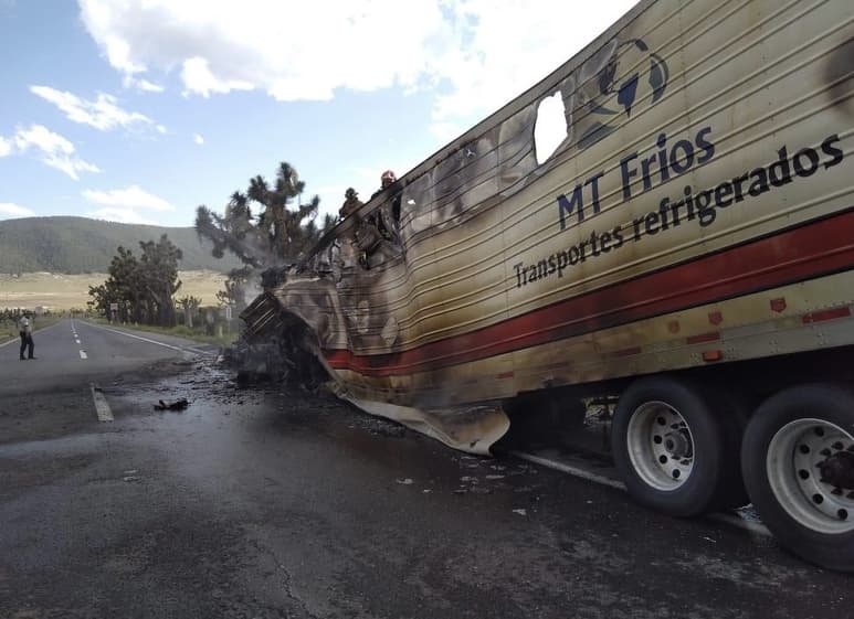 Camión termina calcinado en Arteaga a causa de un corto circuito