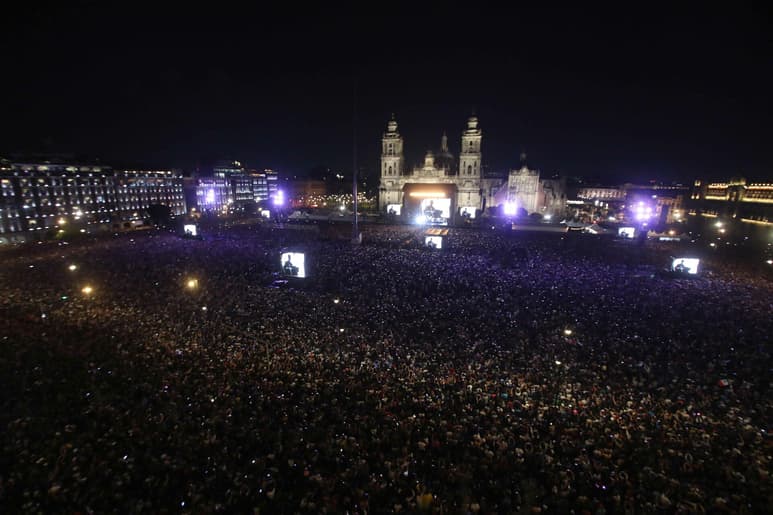 Fans de Los Fabulosos Cadillacs sobreviven a desmayos, derribo de vallas y lluvia en Zócalo capitalino