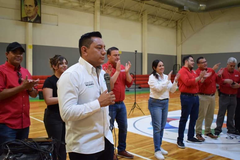 Se reunió Cristian Lucio Mijares, presidente del Comité del PRI, con los líderes de sección.