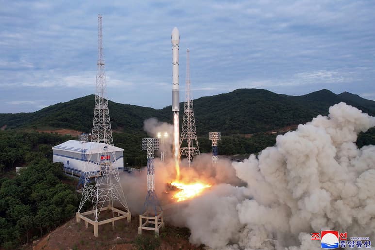 El satélite espía del Norte “será colocado correctamente en órbita espacial en el futuro próximo”. (AP)