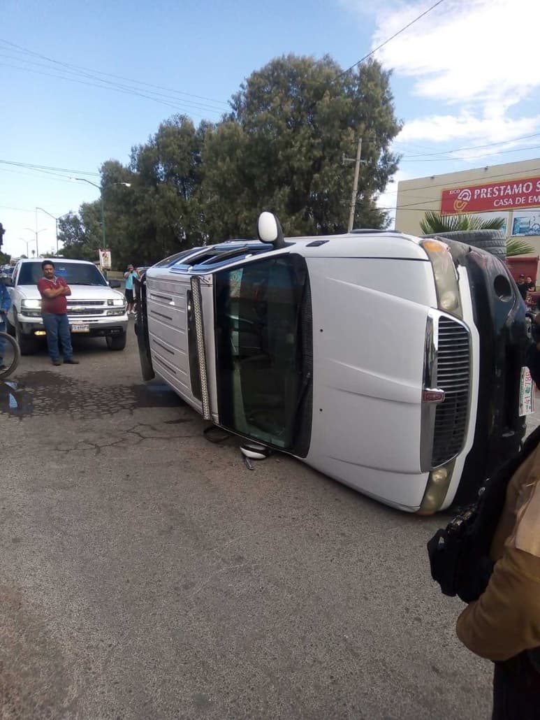 Presuntamente una falla mecánica provocó que perdiera el control del volante, golpeara el cordón y volcara.