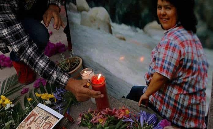 Los conflictos medioambientales suelen producirse cuando los proyectos de extracción de recursos naturales para la exportación conllevan el acaparamiento de tierras y la destrucción ecológica.