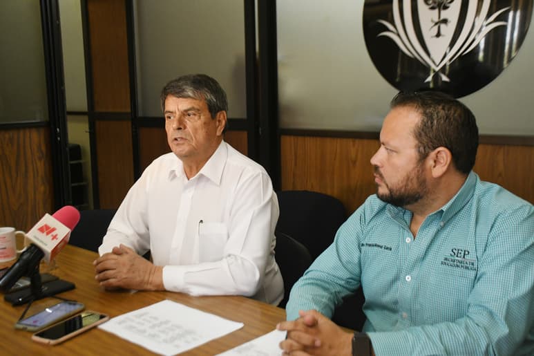 Adame de León (i) dijo que hasta hoy no han tenido pláticas con el Instituto Nacional de Migración. (FERNANDO COMPEÁN)