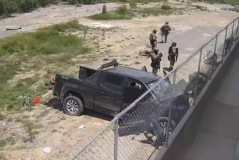 Las imágenes exhiben que los soldados bajan a golpes a los ciudadanos de una camioneta, les vendan los ojos, les disparan y después les colocan armas encima. (ESPECIAL)