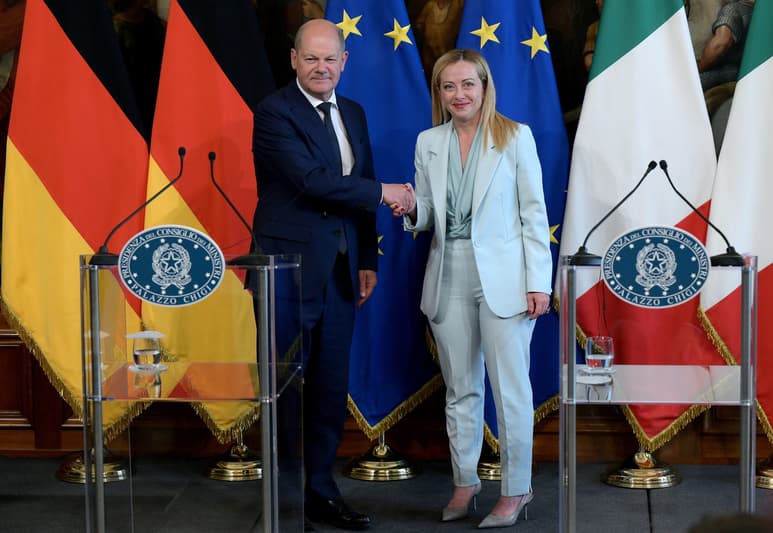 'Necesitamos personal cualificado', añadió Scholz en la rueda de prensa con su colega italiana. (ETTORE FERRARI / EFE)