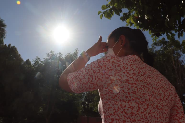 En esta temporada de calor, es importante que la población evite la exposición al sol durante las horas de mayor radiación.