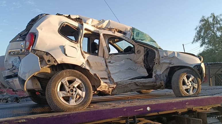 Por su parte Kevin conductor de la camioneta modelo 2006 dijo que percatarse del paso del tráiler y lo único que logró hacer fue aferrarse al volante