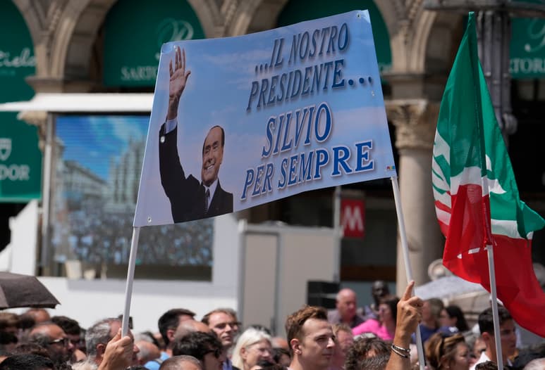 Se proclamó el luto nacional y las banderas ondearon a media asta en todo el país. (ARCHIVO)