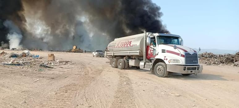 El combate a las llamas se ha prolongado por más de tres horas. (Foto: SERGIO A. RODRÍGUEZ / EL SIGLO COAHUILA)