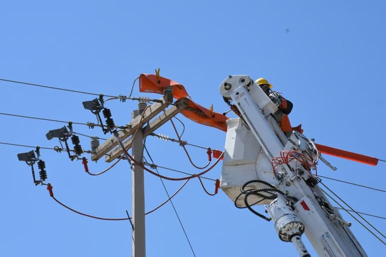 Empresas de telefonía e internet son culpables de daños a infraestructura de CFE, señaló el Colegio de Ingenieros Eléctricos.