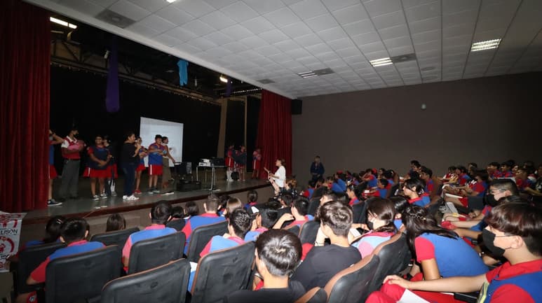 La plática estuvo dirigida a estudiantes del Colegio Escocés, para prevenir riesgos a la salud. (CORTESÍA)
