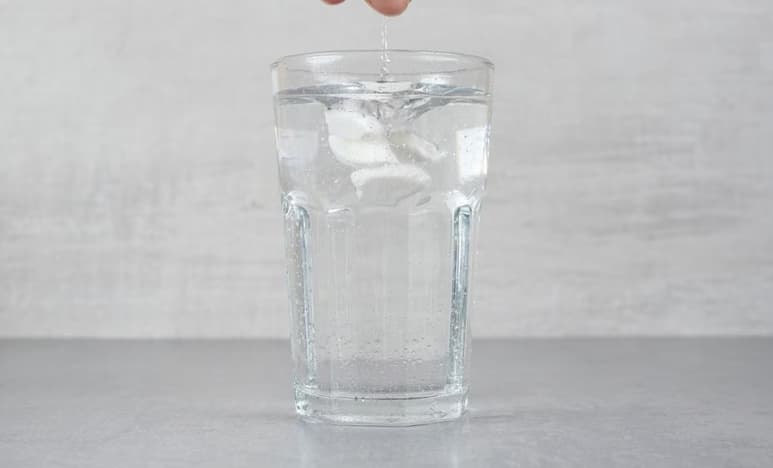 Los sueros orales también son de ayuda, si estos son recomendados en consulta médica. (Foto: Freepik)