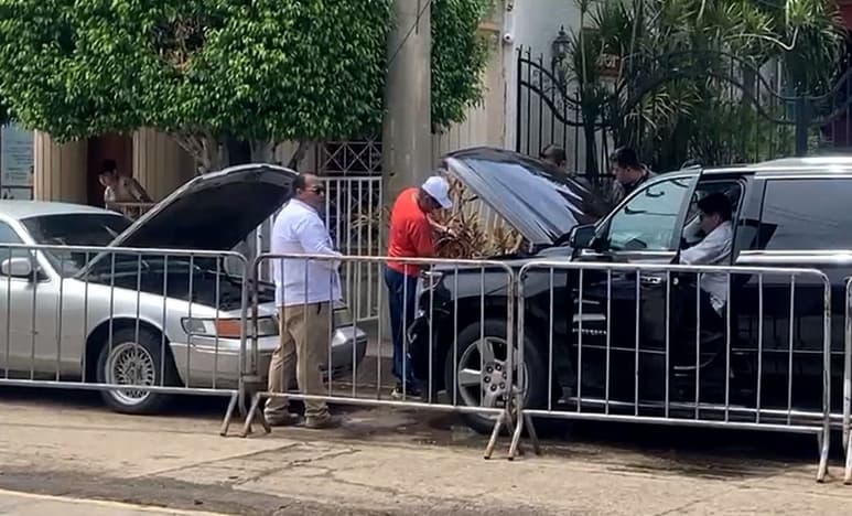 La camioneta Suburban que transporta al presidente Andrés Manuel López Obrador se quedó sin batería y por ello el mandatario, tuvo que usar una camioneta alterna para sus traslados.