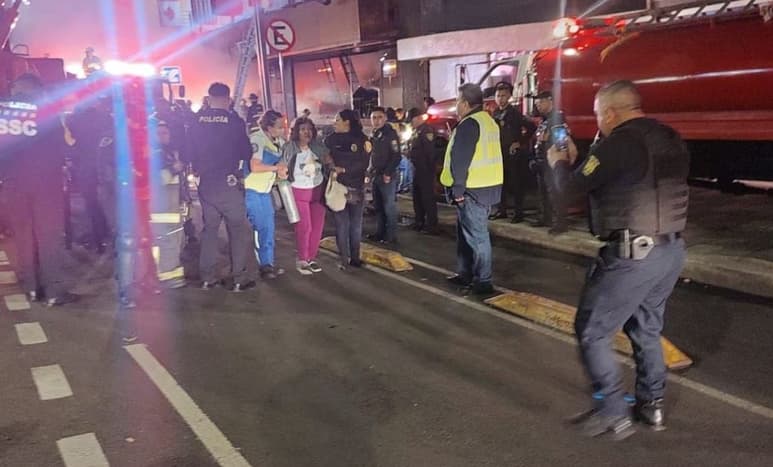 Un cortocircuito en la subestación eléctrica en la planta baja del inmueble provocó un denso humo negro, por lo que los huéspedes del hotel tuvieron que evacuar sus habitaciones y colocarse en la azotea.