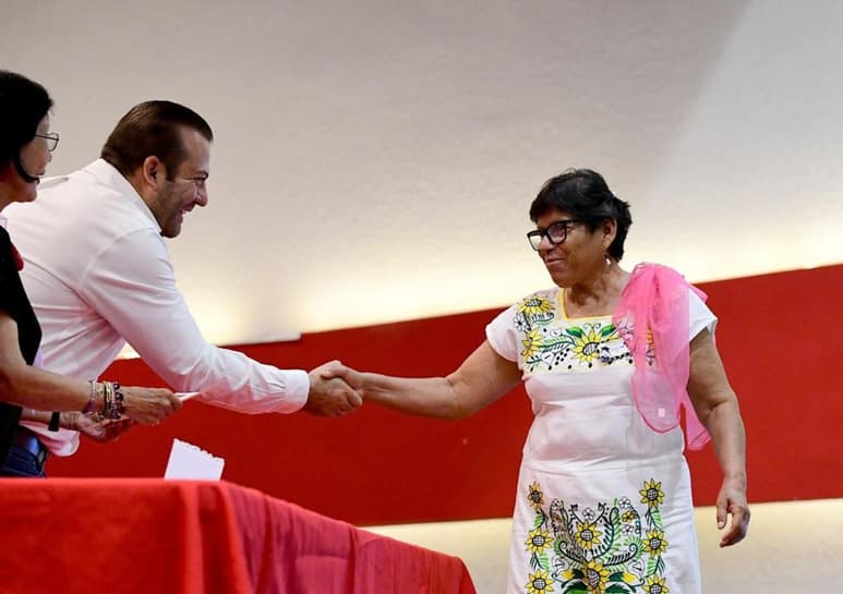 Unas 50 personas recibieron sus diplomas de manos del secretario general del PRI en Torreón. (CORTESÍA)