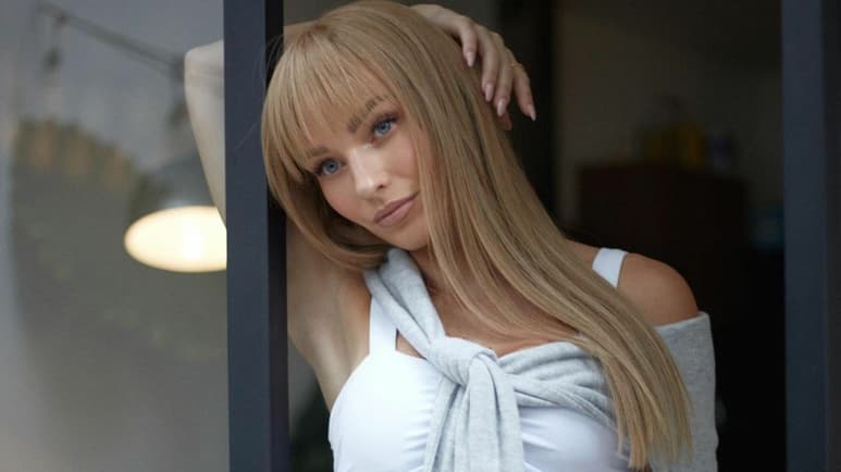 Irina Baeva demuestra que el fleco es la tendencia definitiva del 2023