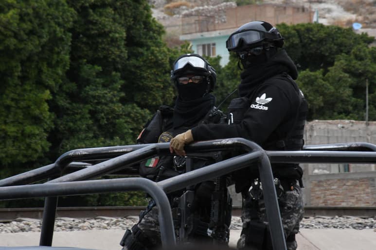Se dio a conocer que fueron asegurados al menos tres vehículos de lujo. (ARCHIVO)