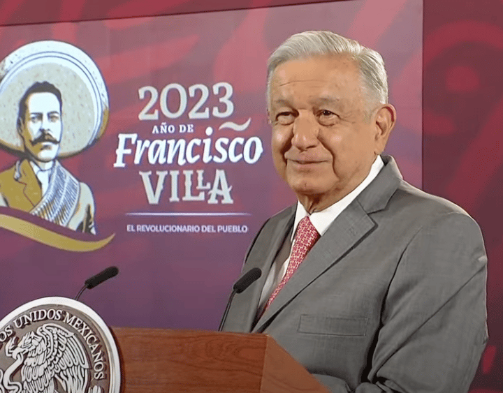 López Obrador afirmó que aun así hay quienes lo cuestionan, preguntando por la violencia o temas como los libros de texto.