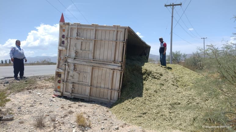 Al lugar acudieron los elementos de bomberos de Torreón para auxiliar a los conductores. (EL SIGLO DE TORREÓN)