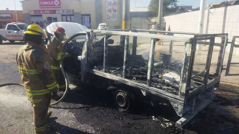 La unidad terminó con daños materiales en la parte de la caja tras un fuerte incendio. (EL SIGLO DE TORREÓN)