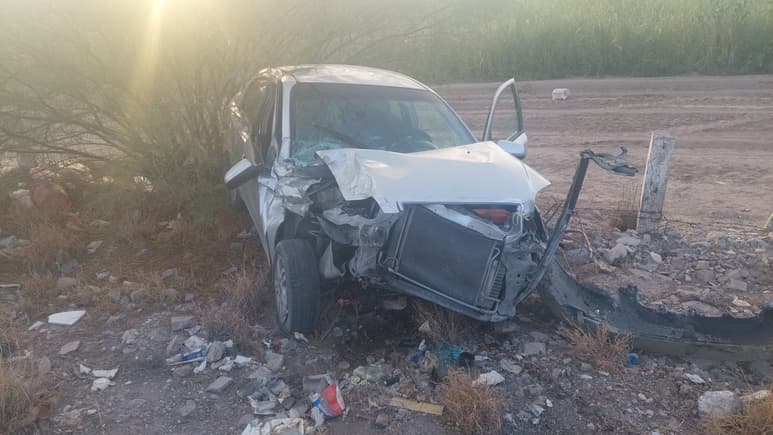 Ambos vehículos siniestrados fueron retirados del lugar con la ayuda de una grúa y depositados en un corralón de la ciudad para su resguardo. (EL SIGLO DE TORREÓN)