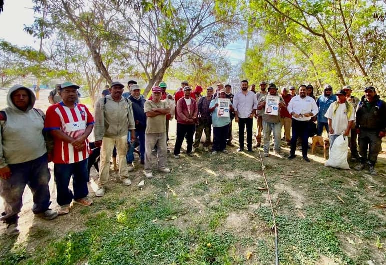 La brigada del IMM acudió con el personal que desempeña actividades como pepenadores en el relleno sanitario de la ciudad. (CORTESÍA)