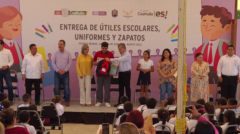 Las autoridades estatales llevaron a cabo la entrega simbólica de cada uno de estos paquetes a estudiantes de nivel primaria y secundaria. (Foto: RENÉ ARELLANO / EL SIGLO COAHUILA)
